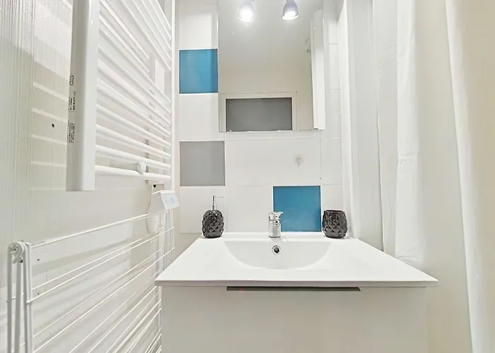 Mezzanine Lumineux Avec Wifi, Idéalement Situé, 4 Couchages, à 250m De La Et Du Port - Fr-1-224b-99 Appartement *